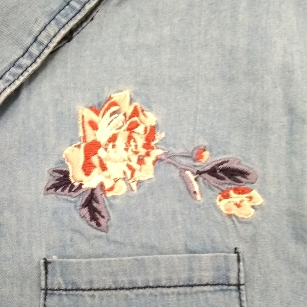 Silver Jeans Kids Denim Shirt Embroidered Flowers Girls L 12–14 NWT - Picture 3 of 6
